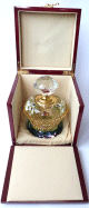 Grande bouteille en cristal doree finement decoree de diamants dans son coffret en bois de luxe