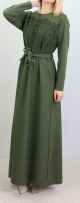 Robe avec broderie en dentelle, ceinture et poches - Couleur vert kaki