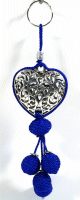 Pendentif / Porte-cles artisanal coeur en metal argente cisele et pompon en sabra - Bleu
