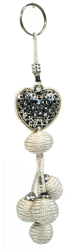 Porte-cles artisanal coeur en metal argente cisele et pompon en sabra - Blanc