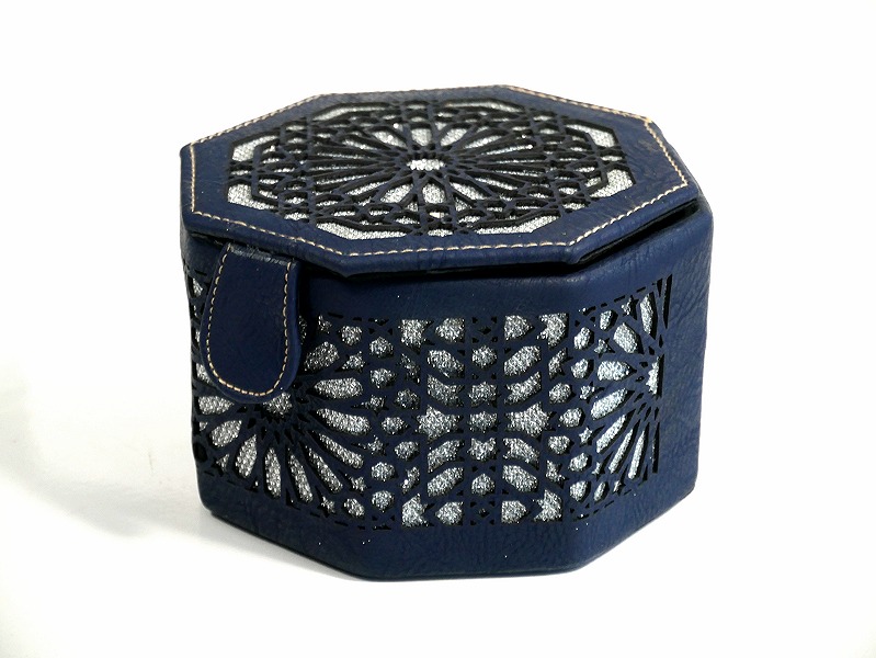 Boite de Rangement artisanale de forme octogonale en cuir avec des jolies  motifs argentés - Couleur bleu nuit - Objet de décoration ou oeuvre  artisanale sur
