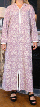 Robe fluide style djellaba marocaine avec capuche motifs fleurie violet sur un fond couleur beige