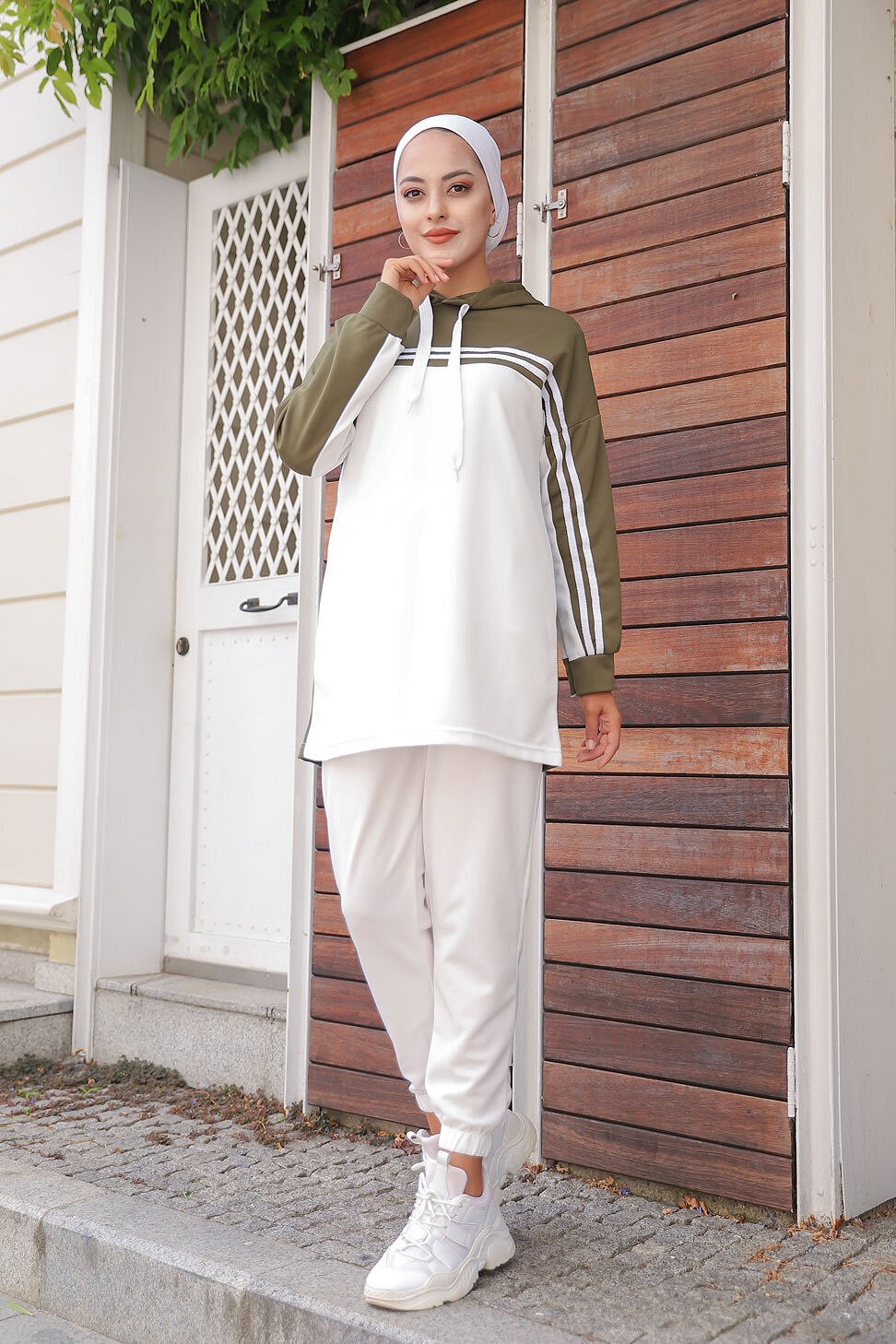 Survêtement Sport femme (Ensemble deux pièces sweet à capuche et pantalon)  - Couleur Blanc et Kaki - Prêt à porter et accessoires sur