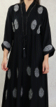 Robe Abaya Dubai noire de qualite avec broderie et strass argente et ceinture interne