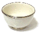 Petit Bol en poterie marocain de couleur blanche emaille et cercle de metal argente