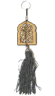 Pendentif / porte cle bois en forme de porte sculptee d'arabesques et pompon en sabra de couleur gris fonce