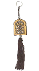 Pendentif / porte cle bois en forme de porte sculptee d'arabesques et pompon en sabra de couleur marron