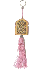 Pendentif / porte cle bois en forme de porte sculptee d'arabesques et pompon en sabra de couleur rose
