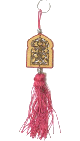 Pendentif / porte cle bois en forme de porte sculptee d'arabesques et pompon en sabra de couleur violette