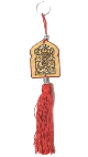 Pendentif / porte cle bois en forme de porte sculptee d'arabesques et pompon en sabra de couleur rouge