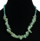 Collier ethnique artisanal imitation petites pierres vertes agrementees de perles en metal et vertes