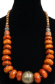 Collier ethnique artisanal imitation pieces spheriques en tagua agencees de perles argentees et en bois avec une grosse boule au milieu