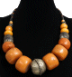 Collier ethnique artisanal imitation pierres oranges, jaunes et argentees agrementees de perles en bois et de tubes noirs