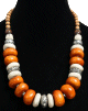 Collier ethnique artisanal imitation pierres spheriques couleur miel, blanches et argentees agrementees de perles en bois