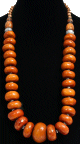 Collier ethnique boules en tagua couleur miel avec perles en bois et armature argentee ciselee