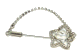 Epingle-broche argentee en forme de coeur a l'interieur d'une etoile perlee pour chale