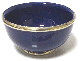 Grand bol en poterie marocain de couleur bleue emaille et cercle de metal argente