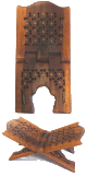 Grand porte Livre artisanal en bois joliment sculpte et decore de pieces en metal dore