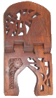 Grand porte Livre artisanal en bois sculpte de jolis motifs