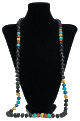 Long collier ethnique artisanal imitation pierres couleur noire agremente de perles et autres pierres colorees